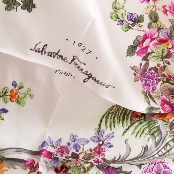 Salvatore Ferragamo Ceramica Print Silk Square Scarf Avorio Rose - Picture 6 of 10